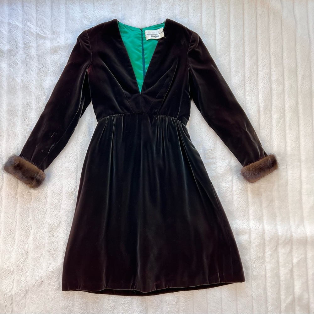 VINTAGE 1960's green brown velvet dress with fur trimmed cuffs - Picture 9 of 11